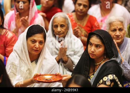 Hunderte hinduistischer Anhänger beten am 13. Oktober 2019 im BAPS Shri Swaminarayan Mandir anlässlich von Sharad Purnima in Toronto, Ontario, Kanada. (Foto von Creative Touch Imaging Ltd./NurPhoto) Stockfoto