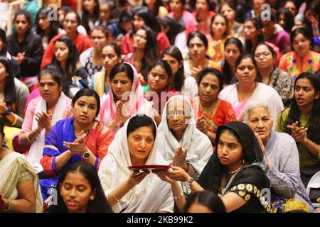 Hunderte hinduistischer Anhänger beten am 13. Oktober 2019 im BAPS Shri Swaminarayan Mandir anlässlich von Sharad Purnima in Toronto, Ontario, Kanada. (Foto von Creative Touch Imaging Ltd./NurPhoto) Stockfoto