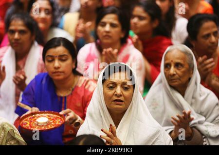 Hunderte hinduistischer Anhänger beten am 13. Oktober 2019 im BAPS Shri Swaminarayan Mandir anlässlich von Sharad Purnima in Toronto, Ontario, Kanada. (Foto von Creative Touch Imaging Ltd./NurPhoto) Stockfoto