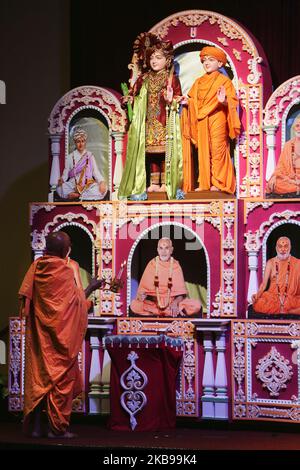 Hindu-Priester verrichtet besondere Gebete im BAPS Shri Swaminarayan Mandir anlässlich von Sharad Purnima am 13. Oktober 2019 in Toronto, Ontario, Kanada. (Foto von Creative Touch Imaging Ltd./NurPhoto) Stockfoto