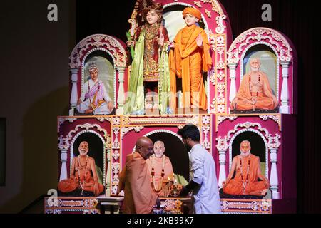 Hindu-Priester verrichtet besondere Gebete im BAPS Shri Swaminarayan Mandir anlässlich von Sharad Purnima am 13. Oktober 2019 in Toronto, Ontario, Kanada. (Foto von Creative Touch Imaging Ltd./NurPhoto) Stockfoto