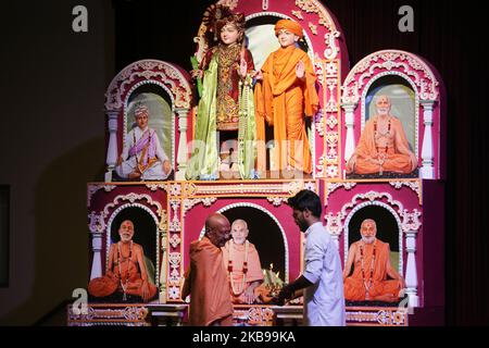 Hindu-Priester verrichtet besondere Gebete im BAPS Shri Swaminarayan Mandir anlässlich von Sharad Purnima am 13. Oktober 2019 in Toronto, Ontario, Kanada. (Foto von Creative Touch Imaging Ltd./NurPhoto) Stockfoto