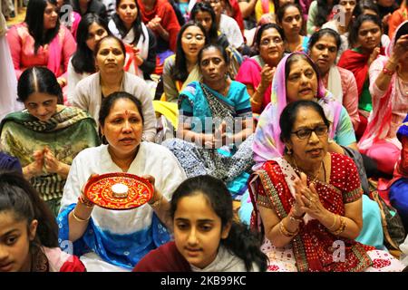 Hunderte hinduistischer Anhänger beten am 13. Oktober 2019 im BAPS Shri Swaminarayan Mandir anlässlich von Sharad Purnima in Toronto, Ontario, Kanada. (Foto von Creative Touch Imaging Ltd./NurPhoto) Stockfoto