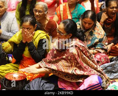 Hunderte hinduistischer Anhänger beten am 13. Oktober 2019 im BAPS Shri Swaminarayan Mandir anlässlich von Sharad Purnima in Toronto, Ontario, Kanada. (Foto von Creative Touch Imaging Ltd./NurPhoto) Stockfoto