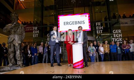 (L-R) SPD-Generalsekretär Lars Klingbeil, Ministerpräsident von Rheinland-Pfalz Malu Dreyer und Schatzmeister Dietmar Nietan sind während der Bekanntgabe der Abstimmungsergebnisse der Mitglieder über die neue Führung der Sozialdemokratischen Partei am 26. Oktober 2019 im Willy-Brandt-Haus in Berlin abgebildet. Klara Geywitz mit Olaf Scholz erhielt 22,68 % der Stimmen, Saskia Esken und Norbert Walter-Borjans 21,04 %. (Foto von Emmanuele Contini/NurPhoto) Stockfoto