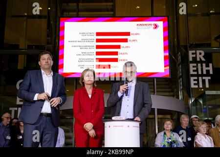 (L-R) SPD-Generalsekretär Lars Klingbeil, Ministerpräsident von Rheinland-Pfalz Malu Dreyer und Schatzmeister Dietmar Nietan sind während der Bekanntgabe der Abstimmungsergebnisse der Mitglieder über die neue Führung der Sozialdemokratischen Partei am 26. Oktober 2019 im Willy-Brandt-Haus in Berlin abgebildet. Klara Geywitz mit Olaf Scholz erhielt 22,68 % der Stimmen, Saskia Esken und Norbert Walter-Borjans 21,04 %. (Foto von Emmanuele Contini/NurPhoto) Stockfoto
