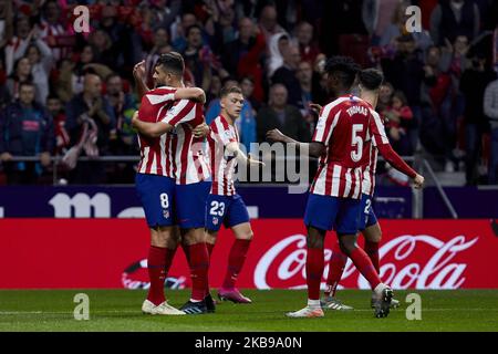 Saul Niguez (L) und der Atletico de Madrid (R) feiern im Wanda Metropolitano Stadium in Madrid, Spanien, das Tor während des La Liga-Spiels zwischen Atletico de Madrid und Athletic Club de Bilbao. 26. Oktober 2019. (Foto von A. Ware/NurPhoto) Stockfoto