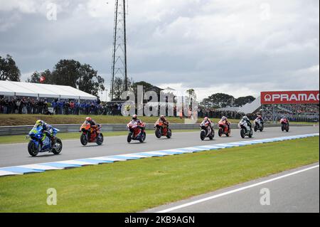 Fahrer kämpfen um Position, als das australische MotoGP-Rennen am 27. Oktober 2019 auf dem Phillip Island Grand Prix Circuit in Phillip Island, Australien, beginnt (Foto: Morgan Hancock/NurPhoto) Stockfoto