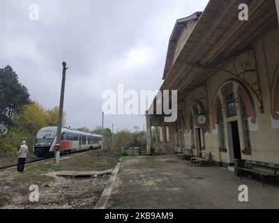 Bulgaren warten während des Wahltages auf einen Zug in einer verlassenen und fast verlassenen Eisenbahnverbindung im Dorf Obiriste und Botevo östlich der Hauptstadt Sofia. Der Bahnhof ist mit Plakaten von Volkssängern und dem ehemaligen kommunistischen Diktator Todor Schiwkov bedeckt. Viele Menschen in den ländlichen Gebieten des Balkanlandes erinnern sich noch immer mit Nostalgie an die Zeiten während des Kommunismus und glauben, eines Tages wiederkommen zu können. Heute nehmen in Bulgarien Menschen an Kommunalwahlen Teil. (Foto von Petar Petrov/Impact Press Group/NurPhoto) Stockfoto