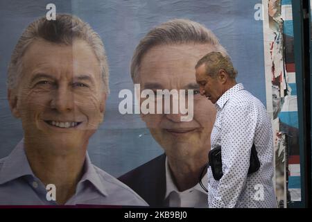 Eine Plakatwand zeigt die Bilder der Kandidaten von Juntos Por El Cambio Mauricio Macri und Miguel Angel Pichetto vor den Präsidentschaftswahlen in Argentinien am 25. Oktober 2019 in Buenos Aires, Argentinien. (Foto von Matías Baglietto/NurPhoto) Stockfoto