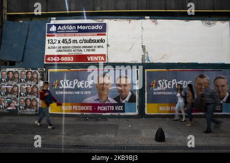 Eine Plakatwand zeigt die Bilder der Kandidaten von Juntos Por El Cambio Mauricio Macri und Miguel Angel Pichetto vor den Präsidentschaftswahlen in Argentinien am 25. Oktober 2019 in Buenos Aires, Argentinien. (Foto von Matías Baglietto/NurPhoto) Stockfoto