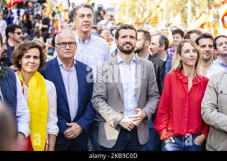 Die Politiker Dolors Montserrat, Josep Bou, Garcia Albiol, Pablo Casado und Cayetana Alvarez de Toledo von der PP Partido Popular während der spanischen Demonstration, die gegen die katalanischen Separatisten protestierte und für die Einheit Spaniens am 27. Oktober 2019 in Barcelona, Spanien, einging. (Foto von Xavier Bonilla/NurPhoto) Stockfoto