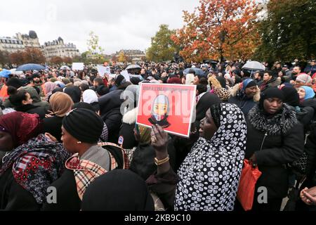 Eine Frau hält ein Plakat mit der Aufschrift « Stop to islamophobia », als sie am 27. Oktober 2019 an einem Treffpunkt der Nation, einem der größten Knotenpunkt der Pariser Region, teilnimmt, um gegen Islamophobie und Medienvoreingenommenheit in Frankreich zu protestieren. Ein neuer Streit über den Säkularismus und das Tragen des islamischen Hijabs in öffentlichen Gebäuden ist in Frankreich ausgebrochen, nachdem eine rechtsextreme Politikerin eine Frau gebeten hatte, die ihren Sohn und andere Kinder auf einer Schulreise begleitete, ihr Kopftuch zu entfernen. (Foto von Michel Stoupak/NurPhoto) Stockfoto