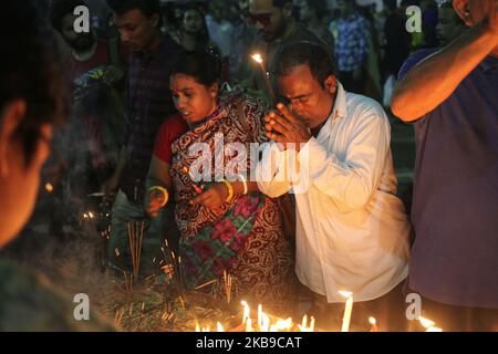 Anhänger sahen Kerzen anzünden, als sie am 27. Oktober 2019 an einem Fest zur Feier von Diwali in Dhaka, Bangladesch, teilnahmen. (Foto von Syed Mahamudur Rahman/NurPhoto) Stockfoto