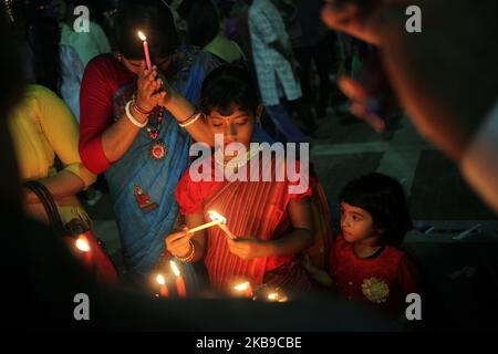 Anhänger sahen Kerzen anzünden, als sie am 27. Oktober 2019 an einem Fest zur Feier von Diwali in Dhaka, Bangladesch, teilnahmen. (Foto von Syed Mahamudur Rahman/NurPhoto) Stockfoto