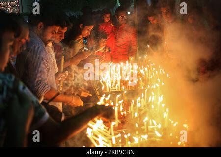 Anhänger sahen Kerzen anzünden, als sie am 27. Oktober 2019 an einem Fest zur Feier von Diwali in Dhaka, Bangladesch, teilnahmen. (Foto von Syed Mahamudur Rahman/NurPhoto) Stockfoto