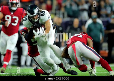 Houston, Texas, USA. 3.. November 2022. Philadelphia Eagles Tight End Jack Stoll (89) wird von Houston Texans Linebacker Christian Kirksey (58) nach einem Fang im ersten Viertel zwischen den Houston Texans und den Philadelphia Eagles am 3. November 2022 im NRG Stadium in Houston, TX, von hinten angegangen. (Bild: © Erik Williams/ZUMA Press Wire) Stockfoto