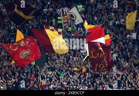 Roma-Anhänger von Curva Sud während des Spiels der Serie A ALS Roma gegen AC Mailand im Olimpico-Stadion in Rom, Italien, am 27. Oktober 2019 (Foto: Matteo Ciambelli/NurPhoto) Stockfoto