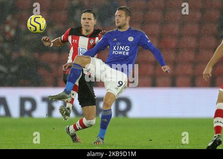 Southampton-Verteidiger Jan Bednarek hasselt Leicester City-Stürmer Jamie Vardy während des Premier League-Spiels zwischen Southampton und Leicester City im St. Mary's Stadium, Southampton am Freitag, den 25.. Oktober 2019. (Foto von Jon Bromley/ MI News/NurPhoto) Stockfoto