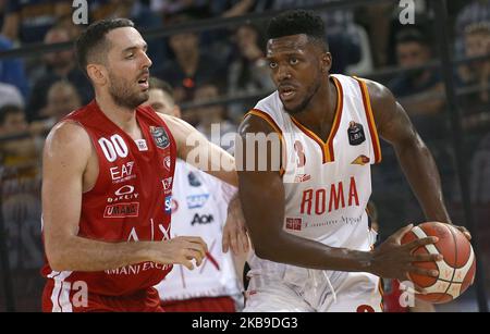 Amedeo della Valle von Mailand und Michael Moore von Roma während des LBA Serie A Spiels Virtus Roma gegen Armani Austausch Mailand beim Pallazzetto dello Sport in Rom, Italien am 27. Oktober 2019 (Foto: Matteo Ciambelli/NurPhoto) Stockfoto