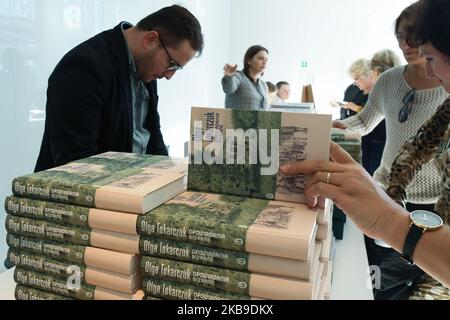 Olga Tokarczuk Bücher, die vor ihrem Treffen mit dem Publikum des Conrad Festivals im ICE Krakow Congress Center ausgestellt wurden. Am Samstag, den 26. Oktober 2019, in Krakau, Polen. (Foto von Artur Widak/NurPhoto) Stockfoto