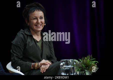 Olga Tokarczuk, eine herausragende polnische Schriftstellerin, die vor einigen Tagen den Nobelpreis für Literatur erhielt, während ihres Treffens mit dem Publikum des Conrad-Festivals im ICE Krakow Congress Center. Am Samstag, den 26. Oktober 2019, in Krakau, Polen. (Foto von Artur Widak/NurPhoto) Stockfoto
