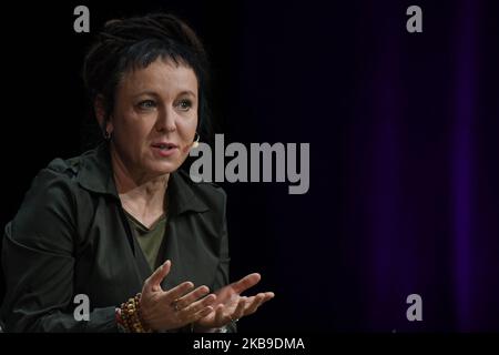 Olga Tokarczuk, eine herausragende polnische Schriftstellerin, die vor einigen Tagen den Nobelpreis für Literatur erhielt, während ihres Treffens mit dem Publikum des Conrad-Festivals im ICE Krakow Congress Center. Am Samstag, den 26. Oktober 2019, in Krakau, Polen. (Foto von Artur Widak/NurPhoto) Stockfoto