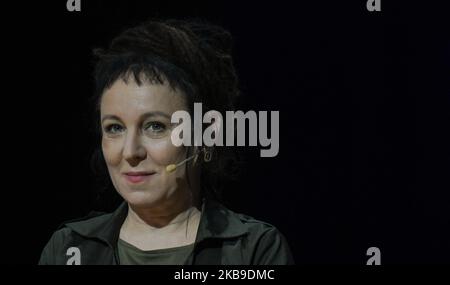 Olga Tokarczuk, eine herausragende polnische Schriftstellerin, die vor einigen Tagen den Nobelpreis für Literatur erhielt, während ihres Treffens mit dem Publikum des Conrad-Festivals im ICE Krakow Congress Center. Am Samstag, den 26. Oktober 2019, in Krakau, Polen. (Foto von Artur Widak/NurPhoto) Stockfoto