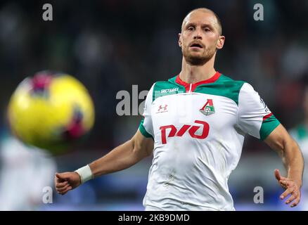 Benedikt Howedes vom FC Lokomotiv Moskau wetteiferte am 27. Oktober 2019 in der RZD Arena in Moskau um den Ball während des Spiels der Russischen Fußball-Liga zwischen dem FC Lokomotiv Moskau und dem FC Spartak Moskau. (Foto von Igor Russak/NurPhoto) Stockfoto