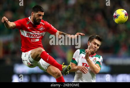 Rifat Zhemaletdinov (R) vom FC Lokomotiv Moskau und Samuel Gigot vom FC Spartak Moskau kämpfen während des Spiels der Russischen Fußball-Liga zwischen dem FC Lokomotiv Moskau und dem FC Spartak Moskau am 27. Oktober 2019 in der RZD Arena in Moskau, Russland, um den Ball. (Foto von Igor Russak/NurPhoto) Stockfoto