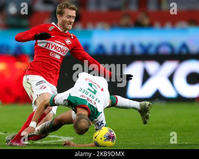 Andre Schurrle (L) vom FC Spartak Moscow und Benedikt Howedes vom FC Lokomotiv Moscow wetteifern während des Spiels der Russischen Fußball-Liga zwischen dem FC Lokomotiv Moscow und dem FC Spartak Moscow am 27. Oktober 2019 in der RZD Arena in Moskau, Russland, um den Ball. (Foto von Igor Russak/NurPhoto) Stockfoto