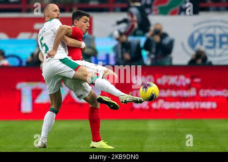 Benedikt Howedes (L) vom FC Lokomotiv Moscow und Ezequiel Ponce vom FC Spartak Moscow wetteifern während des Spiels der Russischen Fußball-Liga zwischen dem FC Lokomotiv Moscow und dem FC Spartak Moscow am 27. Oktober 2019 in der RZD Arena in Moskau, Russland, um den Ball. (Foto von Igor Russak/NurPhoto) Stockfoto