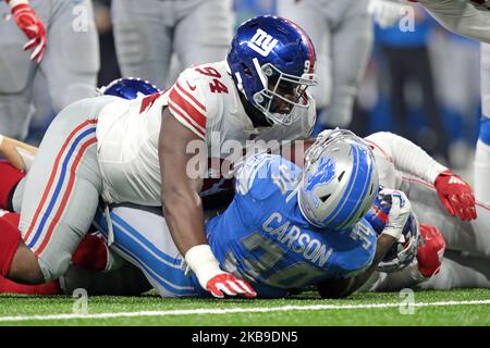 Detroit Lions, die hinter Tra Carson (34) zurücklaufen, wird von dem defensiven Ende der New York Giants Dalvin Tomlinson (94) während der zweiten Hälfte eines NFL-Fußballspiels in Detroit, Michigan, USA, am Sonntag, den 27. Oktober 2019 angegangen (Foto: Jorge Lemus/NurPhoto) Stockfoto