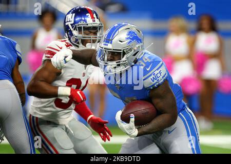 Detroit Lions, die sich zurücklehnen Tra Carson (34) trägt den Ball unter dem Druck der defensiven Rückenverteidigung der New York Giants Grant Haley (34) während der zweiten Hälfte eines NFL-Fußballspiels gegen die New York Giants in Detroit, Michigan, USA, am Sonntag, den 27. Oktober 2019. (Foto von Amy Lemus/NurPhoto) Stockfoto