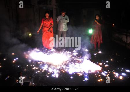 Das indische Volk zündet am Sonntag, den 27.. Oktober 2019, anlässlich des Diwali-Festivals in Kalkutta, Indien, Feuerwerkskörper an. Diwali das hinduistische Lichterfest markiert den Triumph des Guten über das Böse und das größte und hellste aller hinduistischen Feste. (Foto von Sonali Pal Chaudhury/NurPhoto) Stockfoto