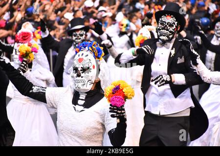 Die Teilnehmer nehmen an der Gedenkparade zum „Tag der Toten“ Teil, die im Rahmen der Feierlichkeiten zum „Tag der Toten“ (Dia de Muertos) in Hemiciclo a Juarez am 27. Oktober 2019 in Mexiko-Stadt, Mexiko, stattfindet (Foto: Eyepix/NurPhoto) Stockfoto