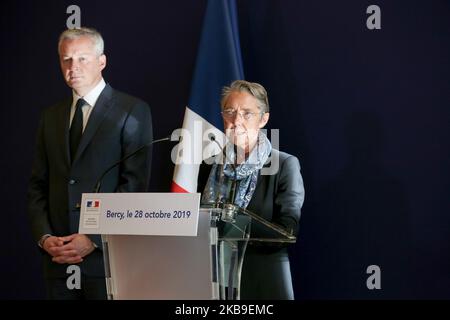 (Von L bis R) der französische Finanz- und Wirtschaftsminister Bruno Le Maire und die französische Ministerin für den ökologischen und integrativen Wandel Elisabeth Borne halten eine gemeinsame Pressekonferenz ab, um im Pariser Wirtschaftsministerium einen Bericht über den Bau des EPR im Kernkraftwerk Flamanville zu präsentieren. Am 28. Oktober 2019. (Foto von Michel Stoupak/NurPhoto) Stockfoto