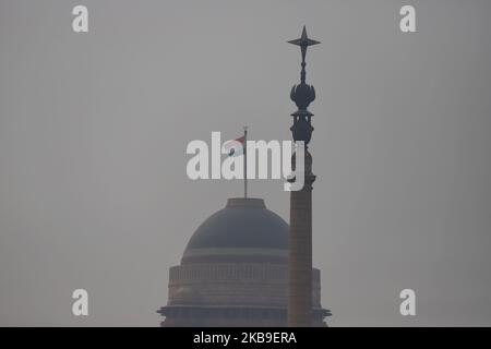 Die indische Flagge wird am 28. Oktober 2019 in Neu-Delhi in indien unter starkem Smog gesehen (Foto: Nasir Kachroo/NurPhoto) Stockfoto