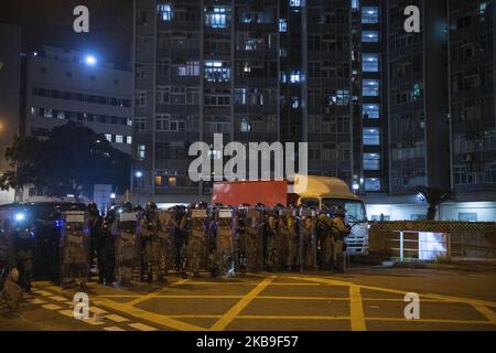 Während eines Anti-Regierung-Protestes im Bezirk Tuen Mun in Hongkong, China, am 28. Oktober 2019, sind Demonstranten für die Demokratie seit Monaten aus Protest auf die Straße gegangen. (Foto von Vernon Yuen/NurPhoto) Stockfoto