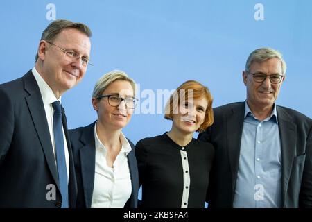 (L-R) Hauptkandidat der Linkspartei (die Linke) für die Wahlen in Thüringen Bodo Ramelow, Fraktionsvorsitzende in Thüringen Susanne Hennig-Wellsow, Co-Vorsitzende Katja Kipping und Co-Vorsitzender Bernd Riexinger posieren für ein Bild am Ende einer Pressekonferenz auf der Bundespressekonferenz am 28. Oktober 2019 in Berlin. (Foto von Emmanuele Contini/NurPhoto) Stockfoto