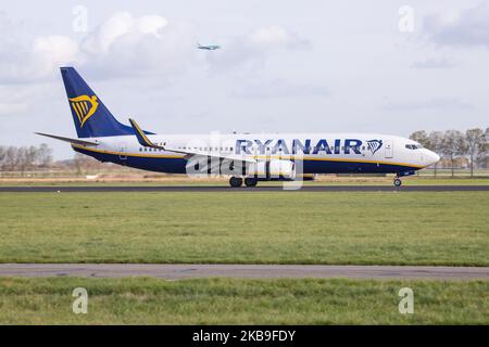 Ryanair Low-Cost-Carrier, Boeing 737-8AS(WL)-Flugzeug, wie bei der endgültigen Landung auf der Landebahn Polderbaan 18R/36L auf dem internationalen Flughafen Amsterdam Schiphol AMS EHAM in den Niederlanden gesehen. Die Boeing 737-800 Next Gen verfügt über die Zulassung Ei-DAN mit 2x CFMI-Triebwerken. Ryanair RYR FR, die irische Billigfluggesellschaft, verbindet die niederländische Stadt mit Dublin, Irland und Malaga, Spanien. Amsterdam, Niederlande - 27. Oktober 2019 (Foto von Nicolas Economou/NurPhoto) Stockfoto