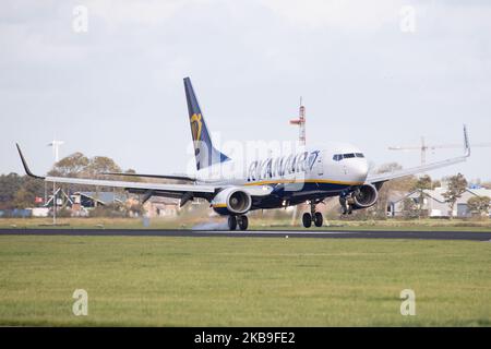 Ryanair Low-Cost-Carrier, Boeing 737-8AS(WL)-Flugzeug, wie bei der endgültigen Landung auf der Landebahn Polderbaan 18R/36L auf dem internationalen Flughafen Amsterdam Schiphol AMS EHAM in den Niederlanden gesehen. Die Boeing 737-800 Next Gen verfügt über die Zulassung Ei-DAN mit 2x CFMI-Triebwerken. Ryanair RYR FR, die irische Billigfluggesellschaft, verbindet die niederländische Stadt mit Dublin, Irland und Malaga, Spanien. Amsterdam, Niederlande - 27. Oktober 2019 (Foto von Nicolas Economou/NurPhoto) Stockfoto