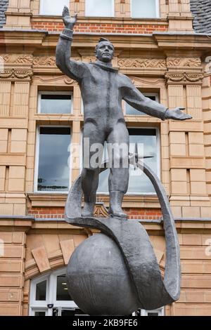 Yuri Gagarin Statue winkt und zeigt die Route der ersten Person über den Globus im Weltraum, vor dem Royal Observatory Greenwich in London, England, Großbritannien. Juri Alexejewitsch Gagarin war Pilot der sowjetischen Luftwaffe und Kosmonaut. Die 3,5-Meter-Skulptur, eine Nachbildung von Anatoli Novikov in Ljubertsy, ist eine Zinkstatue, die den Kosmonauten in einem Raumanzug zeigt und sich seit dem 7. März 2013 über der Prime Meridian-Linie befindet. (Foto von Nicolas Economou/NurPhoto) Stockfoto