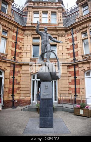 Yuri Gagarin Statue winkt und zeigt die Route der ersten Person über den Globus im Weltraum, vor dem Royal Observatory Greenwich in London, England, Großbritannien. Juri Alexejewitsch Gagarin war Pilot der sowjetischen Luftwaffe und Kosmonaut. Die 3,5-Meter-Skulptur, eine Nachbildung von Anatoli Novikov in Ljubertsy, ist eine Zinkstatue, die den Kosmonauten in einem Raumanzug zeigt und sich seit dem 7. März 2013 über der Prime Meridian-Linie befindet. (Foto von Nicolas Economou/NurPhoto) Stockfoto