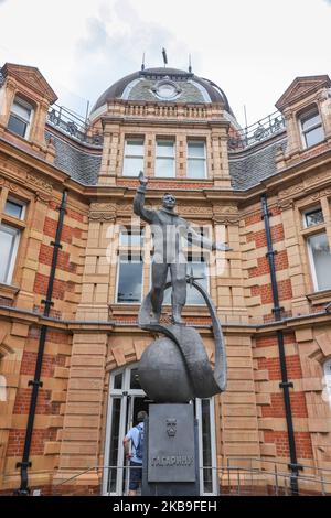 Yuri Gagarin Statue winkt und zeigt die Route der ersten Person über den Globus im Weltraum, vor dem Royal Observatory Greenwich in London, England, Großbritannien. Juri Alexejewitsch Gagarin war Pilot der sowjetischen Luftwaffe und Kosmonaut. Die 3,5-Meter-Skulptur, eine Nachbildung von Anatoli Novikov in Ljubertsy, ist eine Zinkstatue, die den Kosmonauten in einem Raumanzug zeigt und sich seit dem 7. März 2013 über der Prime Meridian-Linie befindet. (Foto von Nicolas Economou/NurPhoto) Stockfoto