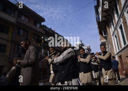 Newari Menschen spielen traditionelle Instrumente während der Newari Neujahrsparade Nhu Dan (das Newari Neujahr) fällt während des Tihar oder Deepawali und Dewali „Festival of Lights“ in Kirtipur, Kathmandu, Nepal am Dienstag, 29. Oktober 2019. Die Newar-Gemeinde in Nepal beobachtet das neue Jahr 1140 in Newari. (Foto von Narayan Maharjan/NurPhoto) Stockfoto