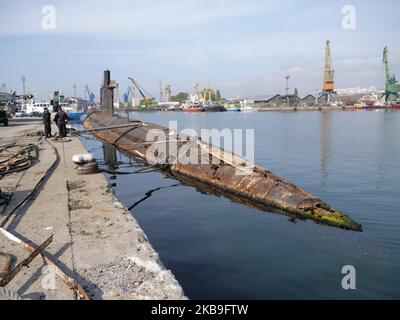 Ein Blick auf das neueste und außer Dienst geratene bulgarische U-Boot „Slava“ (Ruhm). Das U-Boot Slava wurde 1960 in der ehemaligen UdSSR hergestellt. Er ist 76 Meter lang, 7 Meter breit und 6 Meter hoch. Er kann bis zu 300 Meter unter die Wasseroberfläche tauchen und mit einer maximalen Geschwindigkeit von 15,3 Knoten fahren, er kann 8 Torpedos tragen und Reichweite nach Nordamerika betreiben. Das U-Boot wurde während der Join-Übungen nie auf den Sonaren von NATO-Schiffen gefangen. Nach 1989, als sich die politische Situation in Bulgarien änderte, begannen die bulgarischen U-Boote, zusammen mit den türkischen Marinestreitkräften Übungen abzuhalten. Nach dem Start des Stockfoto