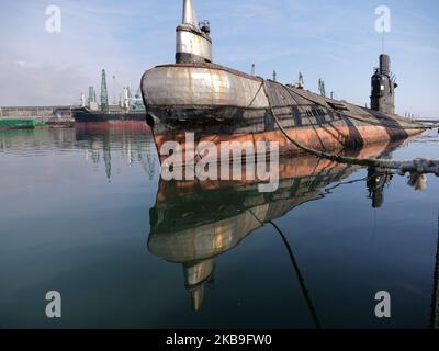 Ein Blick auf das neueste und außer Dienst geratene bulgarische U-Boot „Slava“ (Ruhm). Das U-Boot Slava wurde 1960 in der ehemaligen UdSSR hergestellt. Er ist 76 Meter lang, 7 Meter breit und 6 Meter hoch. Er kann bis zu 300 Meter unter die Wasseroberfläche tauchen und mit einer maximalen Geschwindigkeit von 15,3 Knoten fahren, er kann 8 Torpedos tragen und Reichweite nach Nordamerika betreiben. Das U-Boot wurde während der Join-Übungen nie auf den Sonaren von NATO-Schiffen gefangen. Nach 1989, als sich die politische Situation in Bulgarien änderte, begannen die bulgarischen U-Boote, zusammen mit den türkischen Marinestreitkräften Übungen abzuhalten. Nach dem Start des Stockfoto