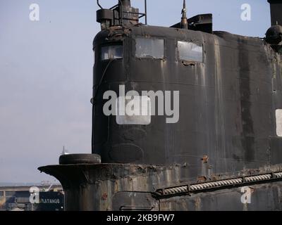 Ein Blick auf das neueste und außer Dienst geratene bulgarische U-Boot „Slava“ (Ruhm). Das U-Boot Slava wurde 1960 in der ehemaligen UdSSR hergestellt. Er ist 76 Meter lang, 7 Meter breit und 6 Meter hoch. Er kann bis zu 300 Meter unter die Wasseroberfläche tauchen und mit einer maximalen Geschwindigkeit von 15,3 Knoten fahren, er kann 8 Torpedos tragen und Reichweite nach Nordamerika betreiben. Das U-Boot wurde während der Join-Übungen nie auf den Sonaren von NATO-Schiffen gefangen. Nach 1989, als sich die politische Situation in Bulgarien änderte, begannen die bulgarischen U-Boote, zusammen mit den türkischen Marinestreitkräften Übungen abzuhalten. Nach dem Start des Stockfoto