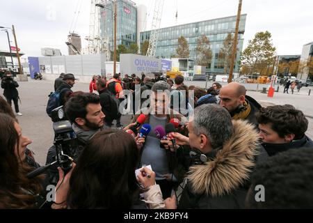Der Eisenbahner des staatlichen französischen Eisenbahnunternehmens SNCF vom Technicenter Chatillon TGV Technicenter spricht mit der Presse, als er am 29. Oktober 2019 vor dem Hauptsitz des SNCF-Unternehmens in Saint-Denis bei Paris protestiert. Ursprünglich ein örtlicher Streik in Chatillon, der ohne Ankündigung und ohne Zustimmung der Gewerkschaften zum Ausdruck gebracht wurde.Diese spontane Bewegung riskiert, vor dem Mobilisierungstag im Dezember 5. andere anzurufen. 7 von 10 Atlantique TGV sind diesen Montag seit dem Bahnhof Montparnasse nicht mehr im Umlauf. (Foto von Michel Stoupak/NurPhoto) Stockfoto